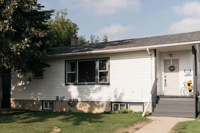 Building Photo - 3 Bedroom, 2 Bathroom Home for Rent – Red Deer, AB   5548 44 Ave, Red Deer, AB T4N 3J3