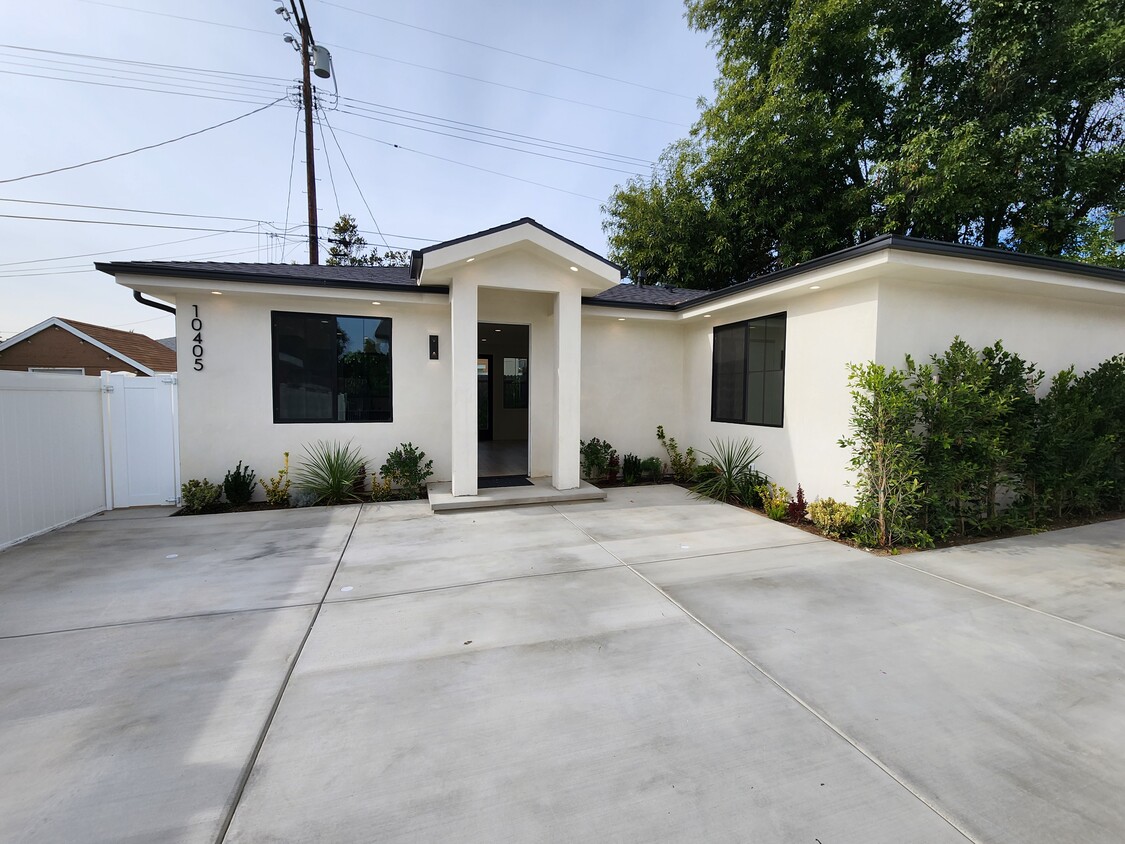 Primary Photo - 10407 Densmore Ave