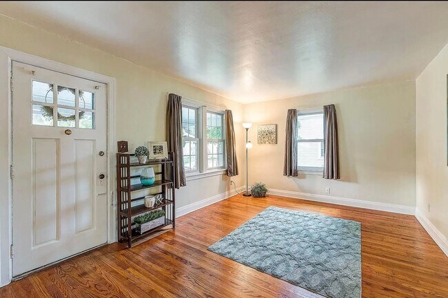 Building Photo - 2 bed, 1bath home, 1 car garage