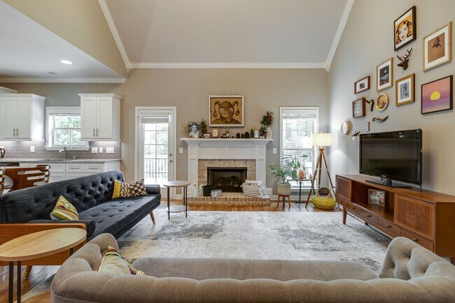 Foto del edificio - 4 Bedroom, 3 Bath Home w/ Backyard and 2 Car Garage