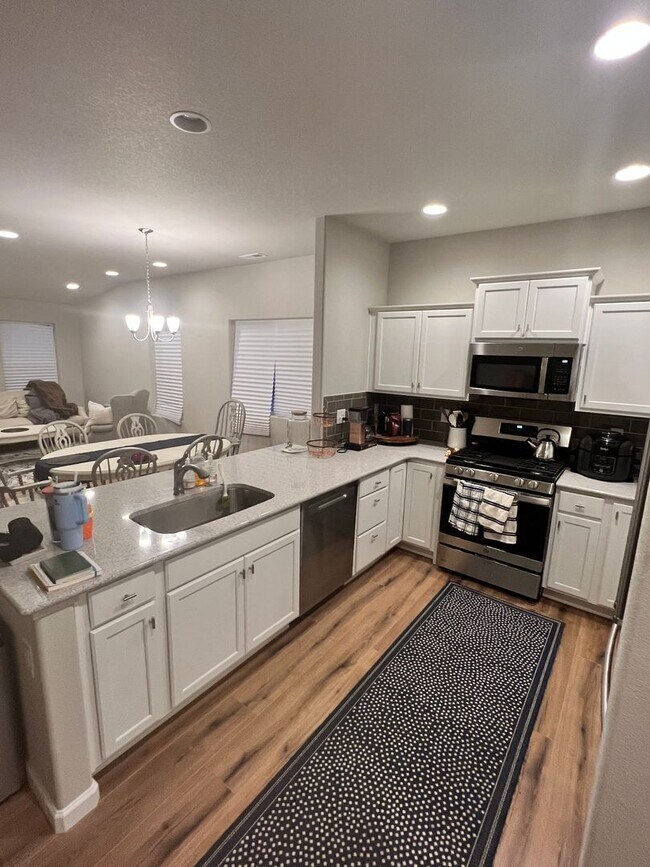 Foto del edificio - $2015 | 2BR/2.5BA | Lovely New Townhome in...