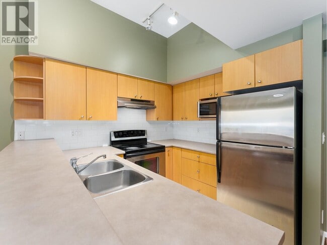 Building Photo - 7088-7088 17th Ave