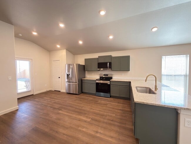 Building Photo - 2511 Kenwood Ave