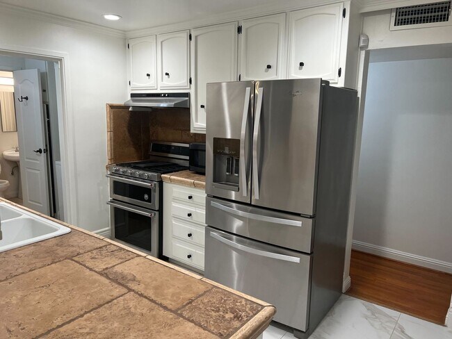 Building Photo - Gorgeous 3 Bedroom 2 Bath Home in Bakersfi...