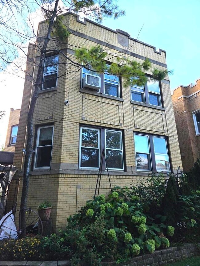 Building Photo - 6420 N Artesian Ave