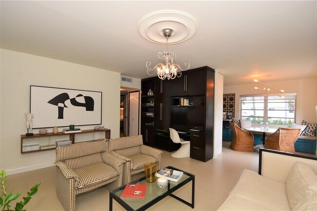 Foto del edificio - 2451 NE 49th St