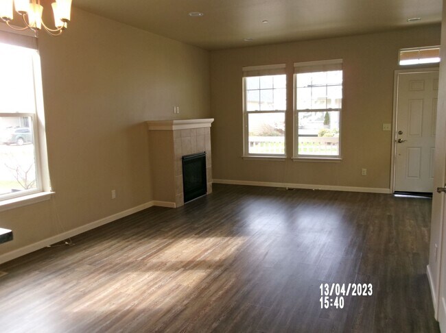 Foto del edificio - Edgewater Village--1050 Front Ave NE.