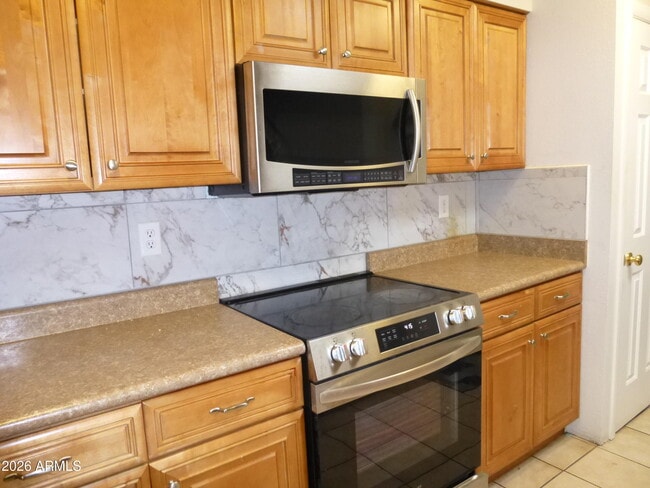 Building Photo - 946 E Loma Vista Dr