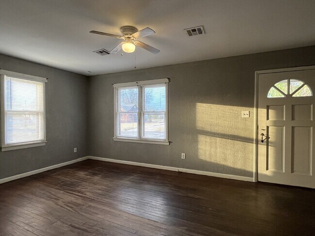 Foto del edificio - 2 Bedroom House for Lease