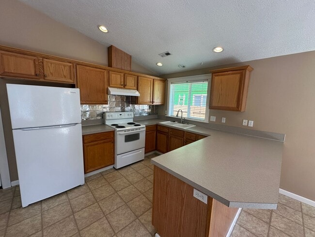 Foto del edificio - Three Bedroom Two Bath Home