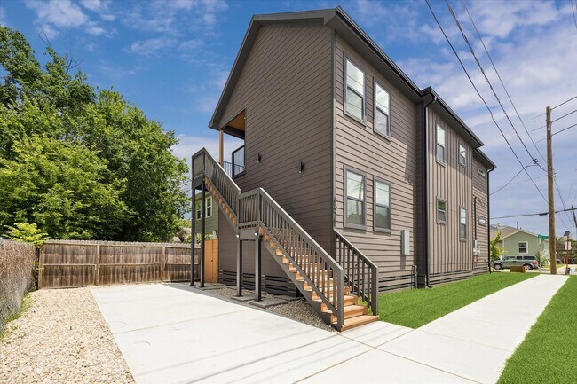 Building Photo - 801 E 32nd 1/2 St