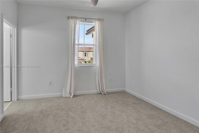 Foto del edificio - 2652 SE 28th St