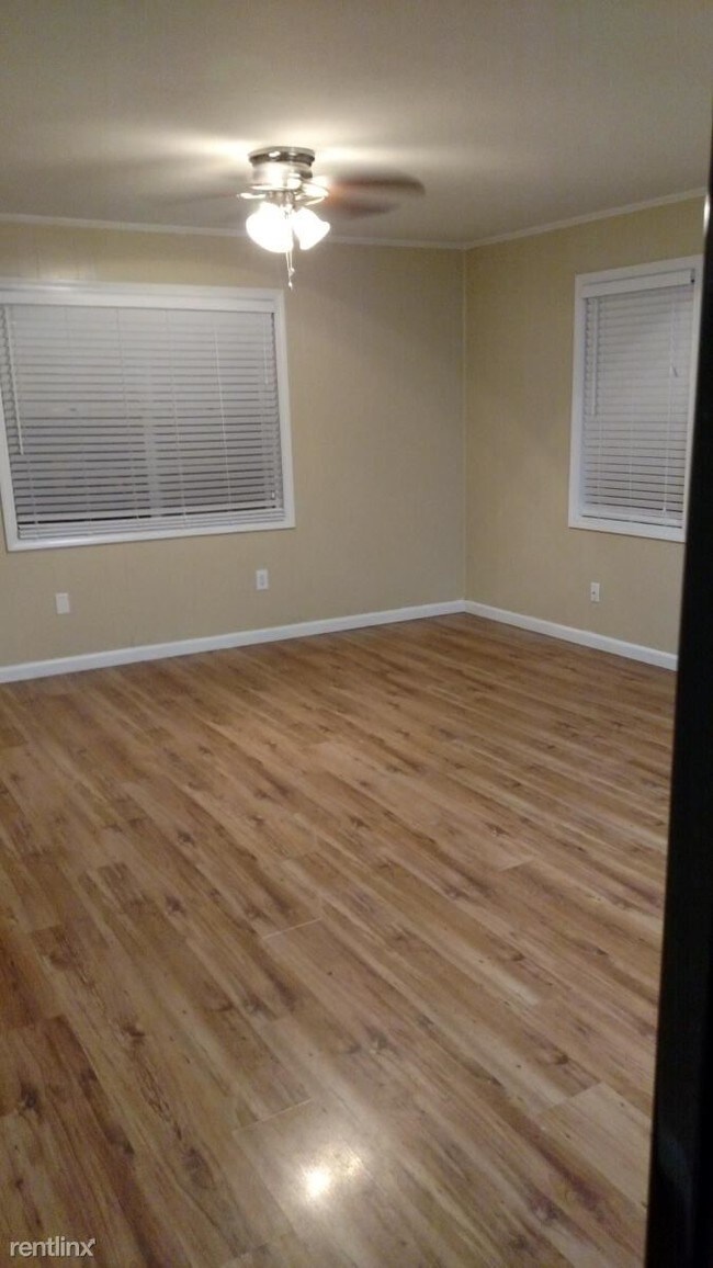 Building Photo - 2 br, 1 bath Duplex - 207 Lake Dr Apt A