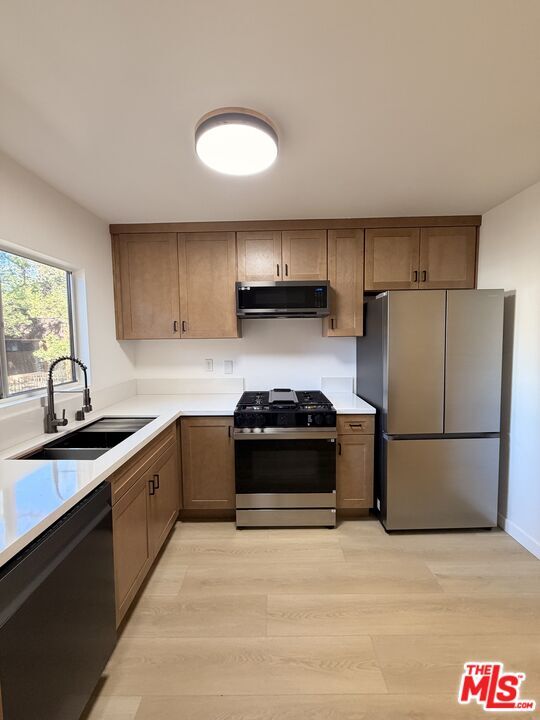 Foto del edificio - 18350 Hatteras St