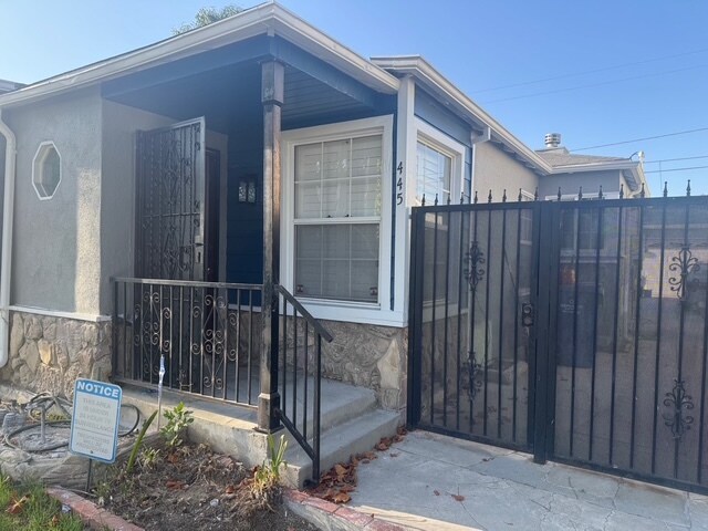 Vista de la entrada para vehículos - 445 W Ellis Ave