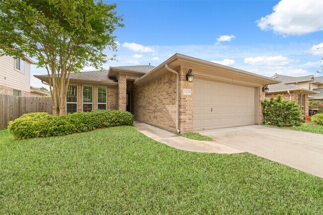 Building Photo - 15615 Whispering Green Dr