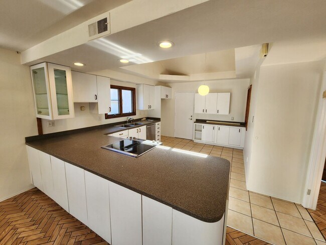 Foto del edificio - University City - Two Story House - Two Car Garage - 2589 S.F. - 4+ Bedrooms, 2.5 Baths