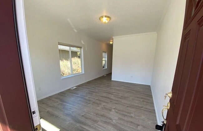 Building Photo - Spacious 3 bedroom 2.5 Bath Townhouse with...