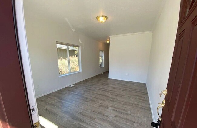 Foto del edificio - Spacious 3 bedroom 2.5 Bath Townhouse with...