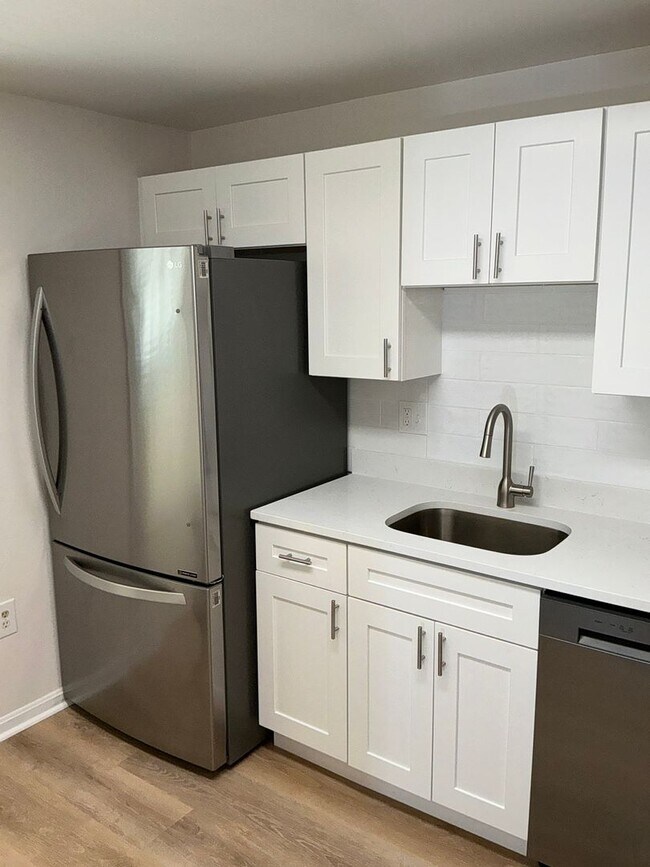 Foto del edificio - Very well maintained 3 bedroom 2 full 1 half bath town home located in the desired Stonebridge Co...