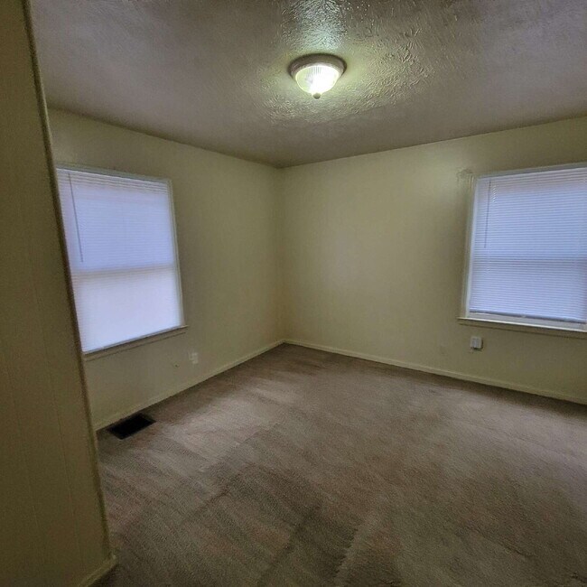 Foto del edificio - CUTE NORTH-EAST INDIANAPOLIS HOME 2 BEDROOMS ONE BATH W/ GARAGE!