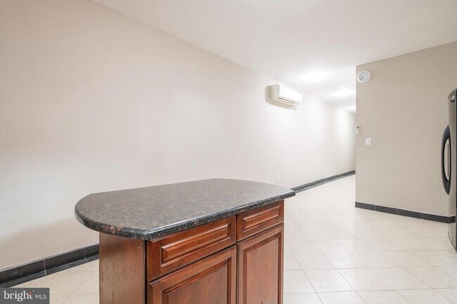 Foto del edificio - 1330 W Girard Ave