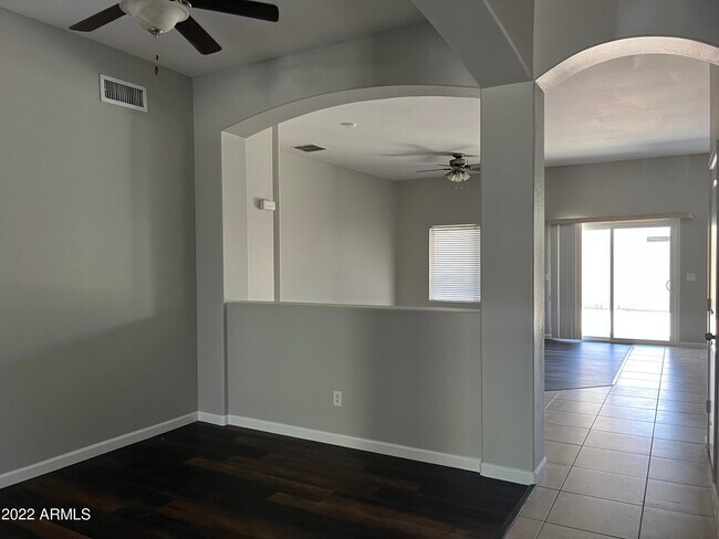 Building Photo - 511 E Kent Ave