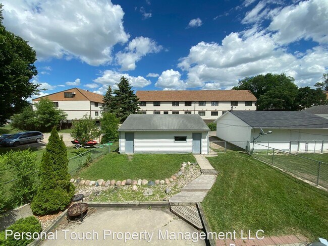 Building Photo - 737 Oak St N