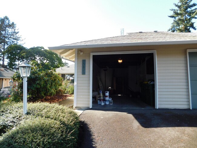 Building Photo - 15823 SW Village Cir