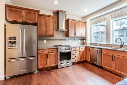Foto del edificio - Welcome to the Brownstones at Issaquah Highlands Available August 1st
