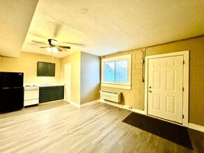 Building Photo - 401 N Maple St