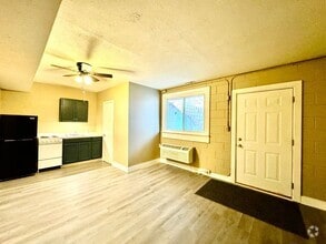 Building Photo - 401 N Maple St