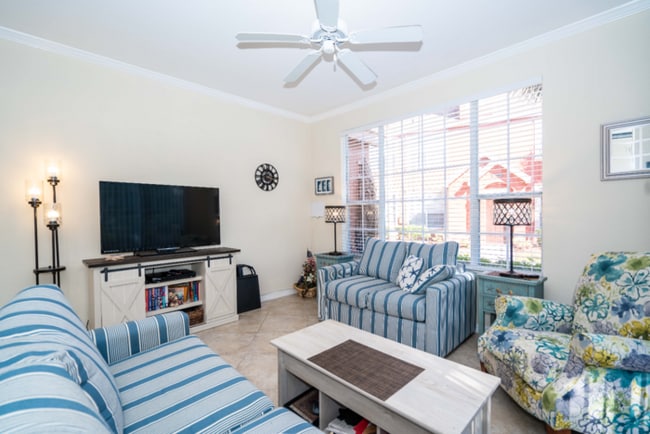 Building Photo - "Charming 2-Bed, 2-Bath Townhouse Retreat in Tampa's Serene White Lake Court!"