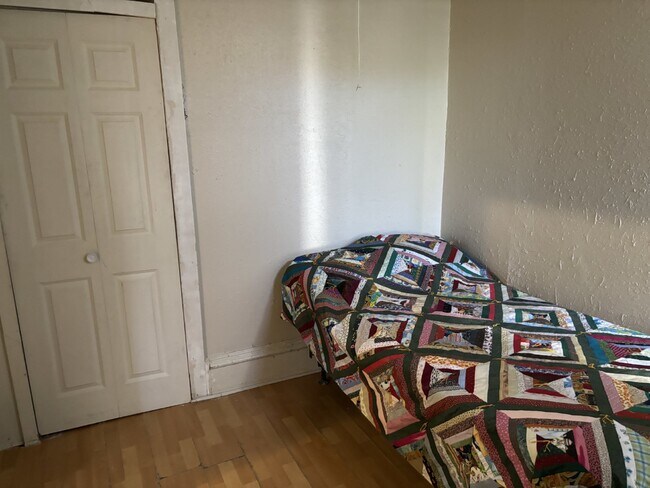 Building Photo - 3 bedroom 1 bath unit in South Minneapolis