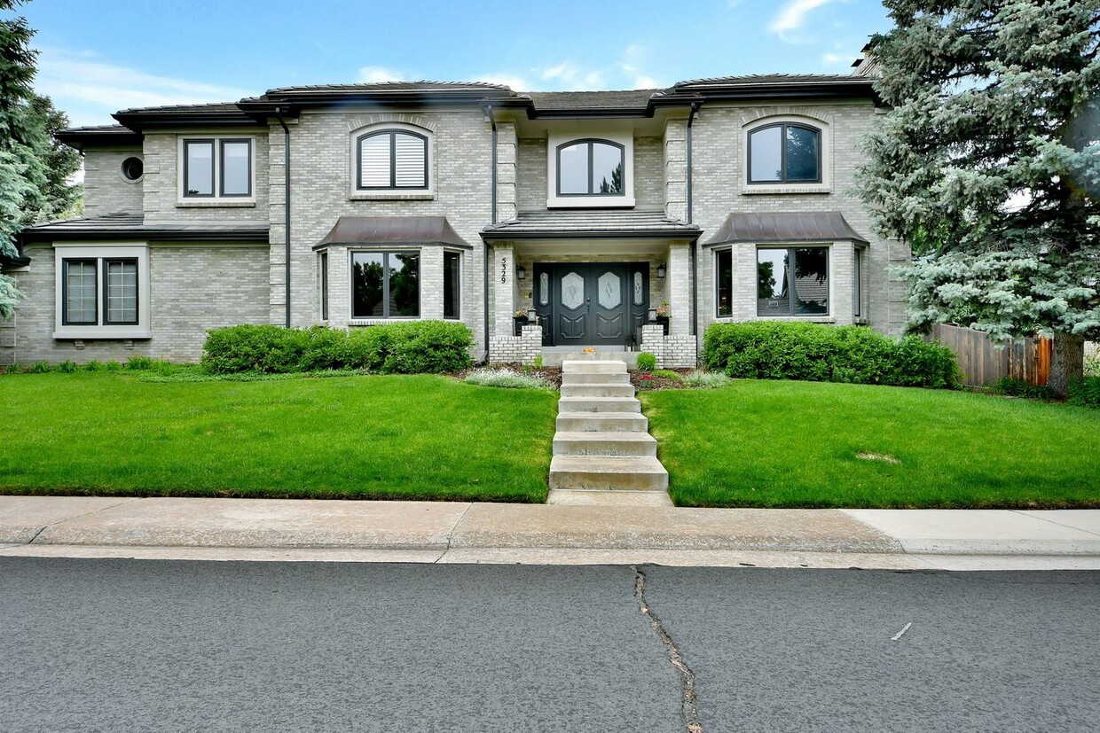 Primary Photo - **Stunning 5 bedroom 5 bath home for rent ...
