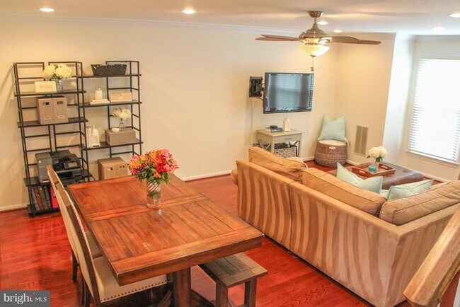Foto del edificio - 7530 Manigold Ct