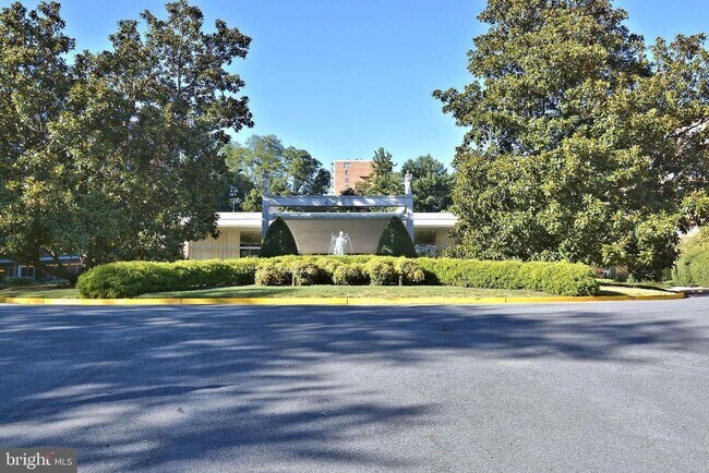 Foto del edificio - Welcome to The Towers!! This gem of a studio is nestled in a quiet neighborhood in Wesley Heights.
