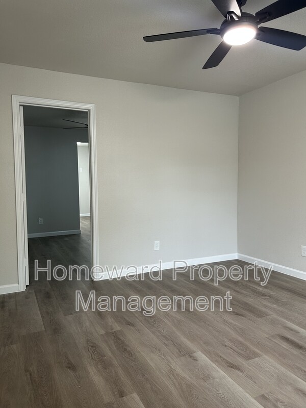 Building Photo - 407 N Justin Ave