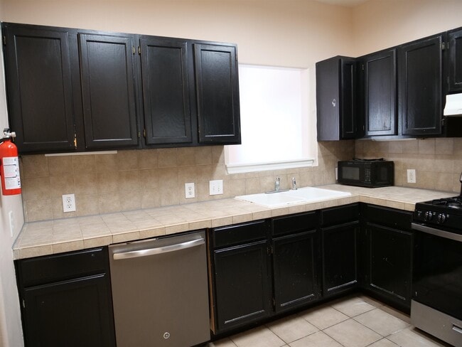 Building Photo - 2445 Monarch Dr