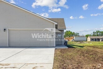 Building Photo - 713 Briarbrook