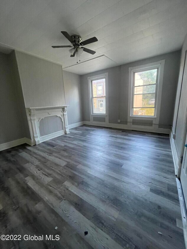 Primary Photo - 123 Clinton St