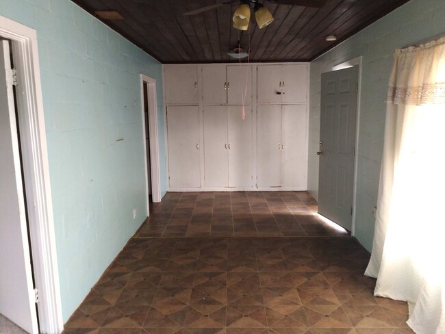 Building Photo - Cabin in Bonifay