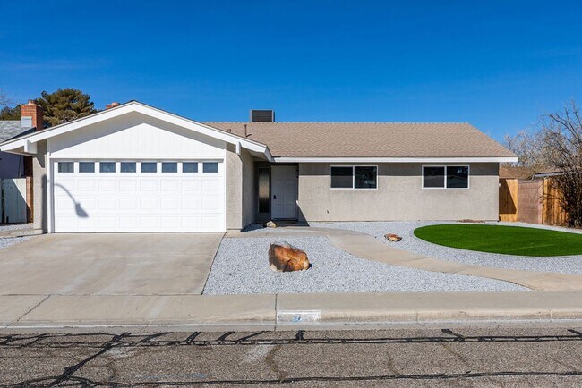 Foto del edificio - 4 Bedroom Pool Home w/ Dual Cooling!