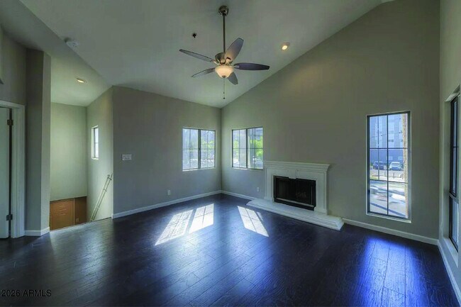 Foto del edificio - 100 E Fillmore St