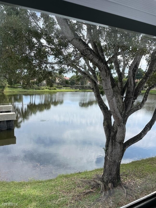 Building Photo - 3 br, 2 bath House - 153 Lakeview Dr Apt 201