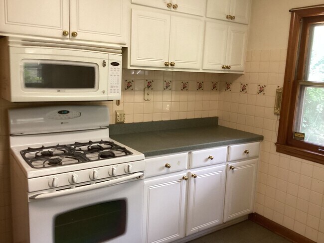 Building Photo - 3 Bedroom Single Family Home