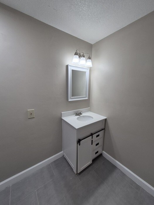Foto del edificio - Spacious 4-Bedroom Home with Detached Gara...