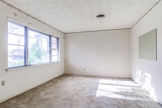 Foto del edificio - 2473 Highland Rd