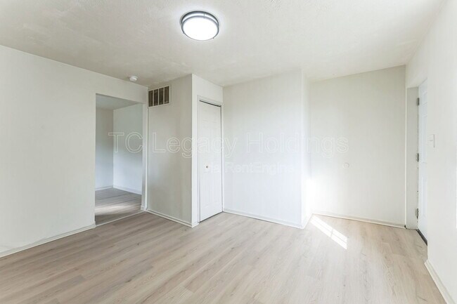 Foto del edificio - 415 Simpson Ave