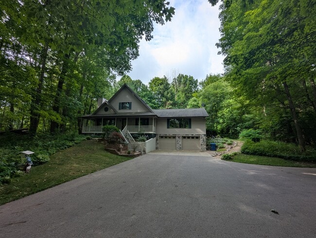 Building Photo - 3702 Dumont Rd